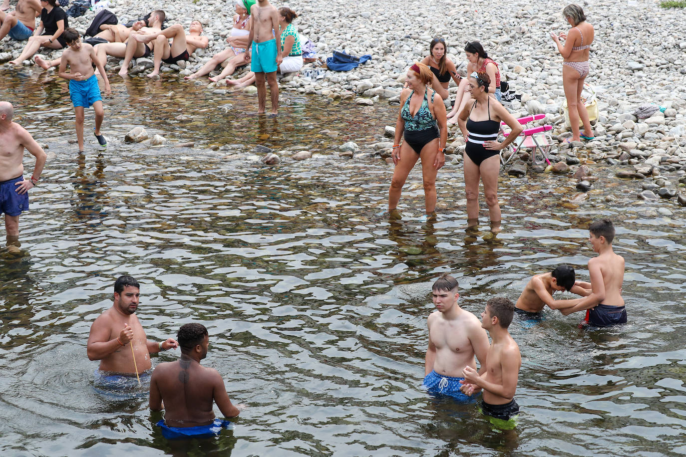 Fotos: A remojo para mitigar el calor en Asturias