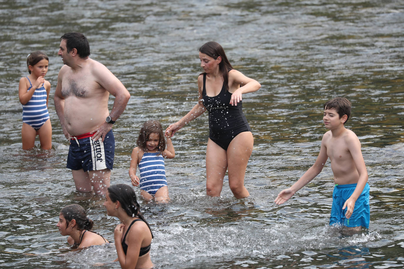 Fotos: A remojo para mitigar el calor en Asturias