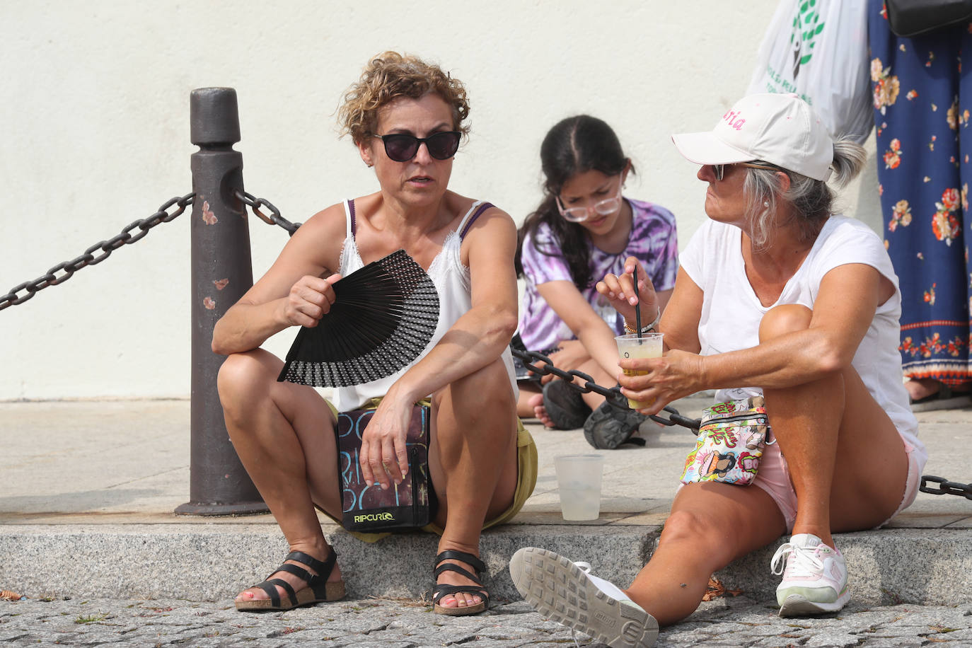 Fotos: Cangas se da un baño antes de la Descarga
