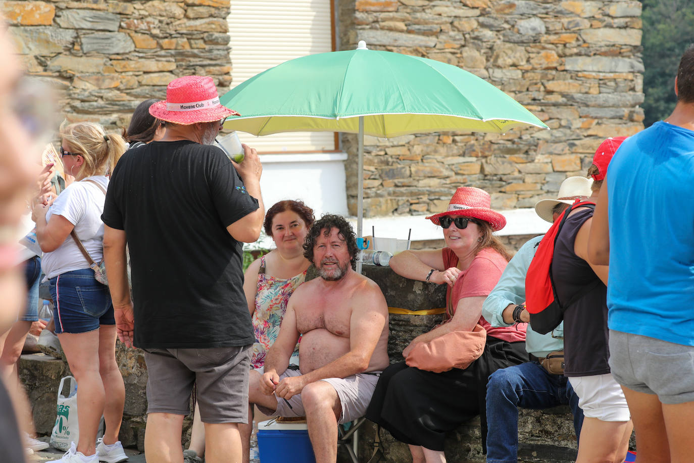 Fotos: Cangas se da un baño antes de la Descarga