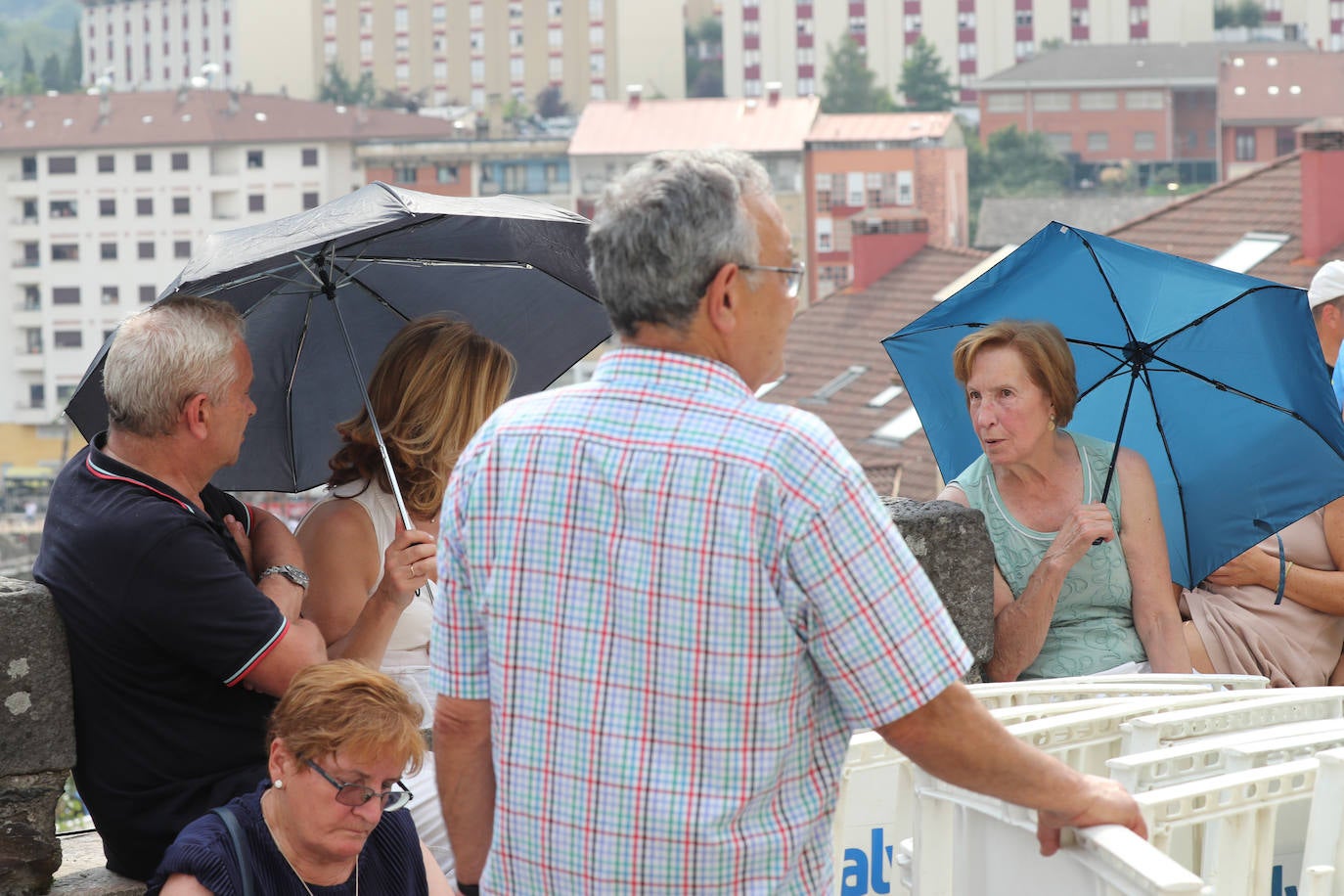 Fotos: Cangas se da un baño antes de la Descarga