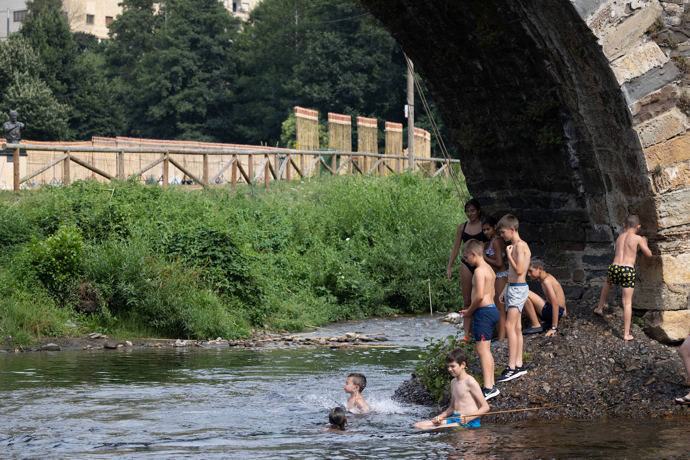 Fotos: A remojo para mitigar el calor en Asturias