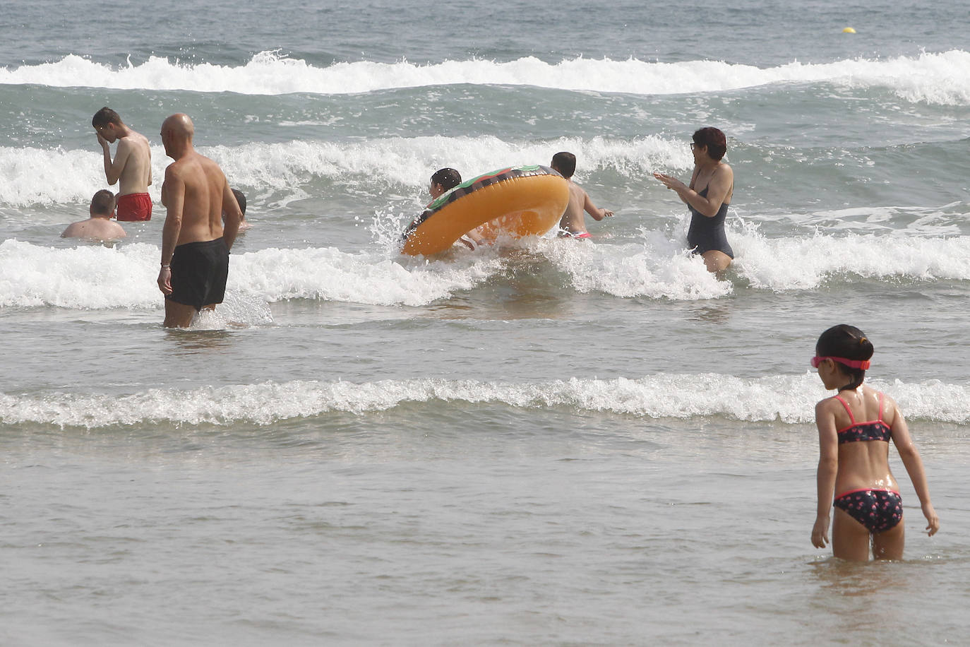 Fotos: A remojo para mitigar el calor en Asturias