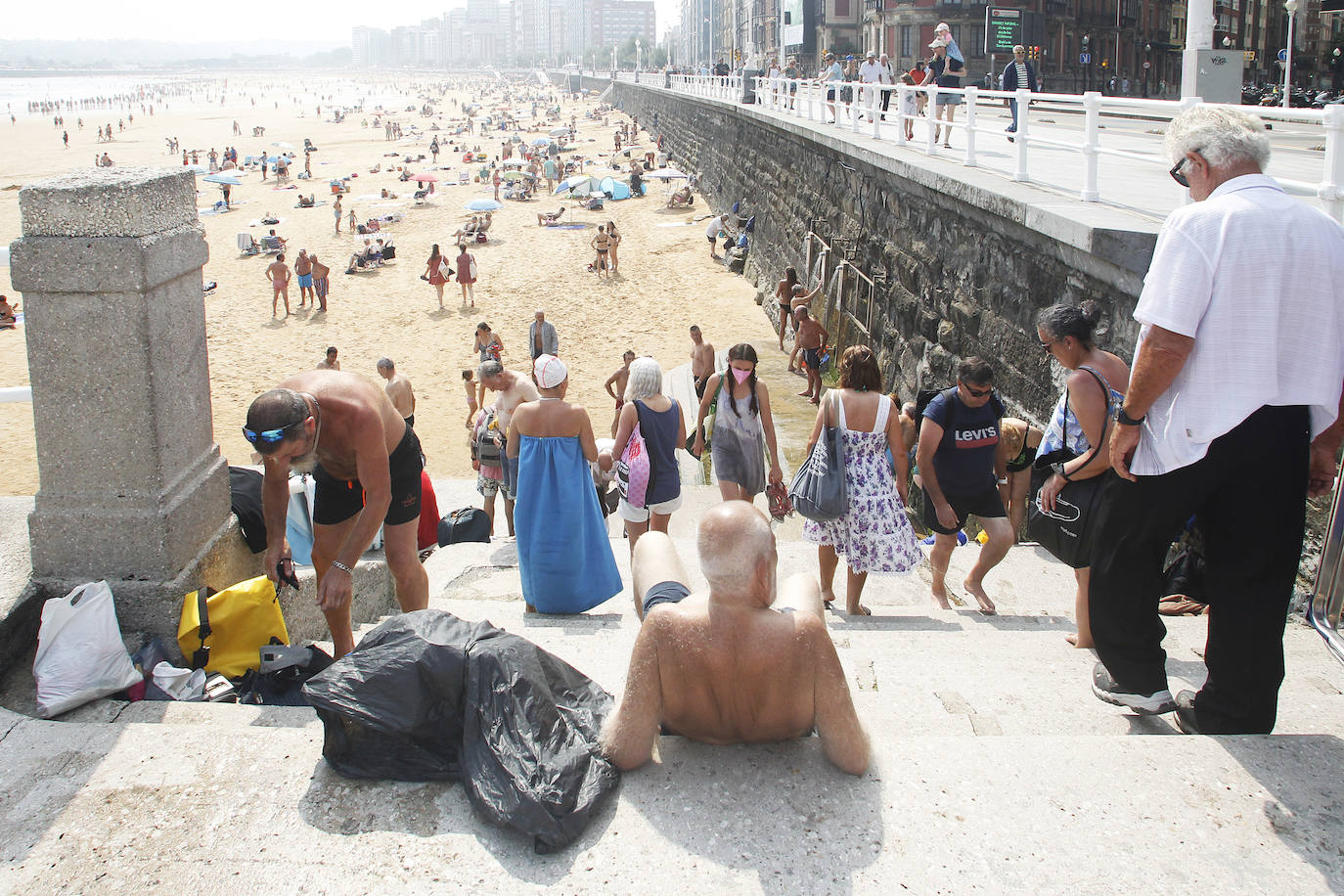 Fotos: A remojo para mitigar el calor en Asturias