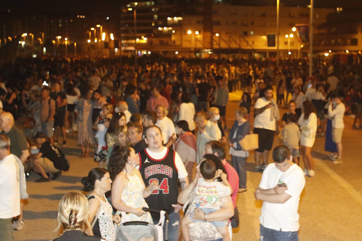 Fotos: Los drones elevan las &#039;Letronas&#039; al cielo de Gijón