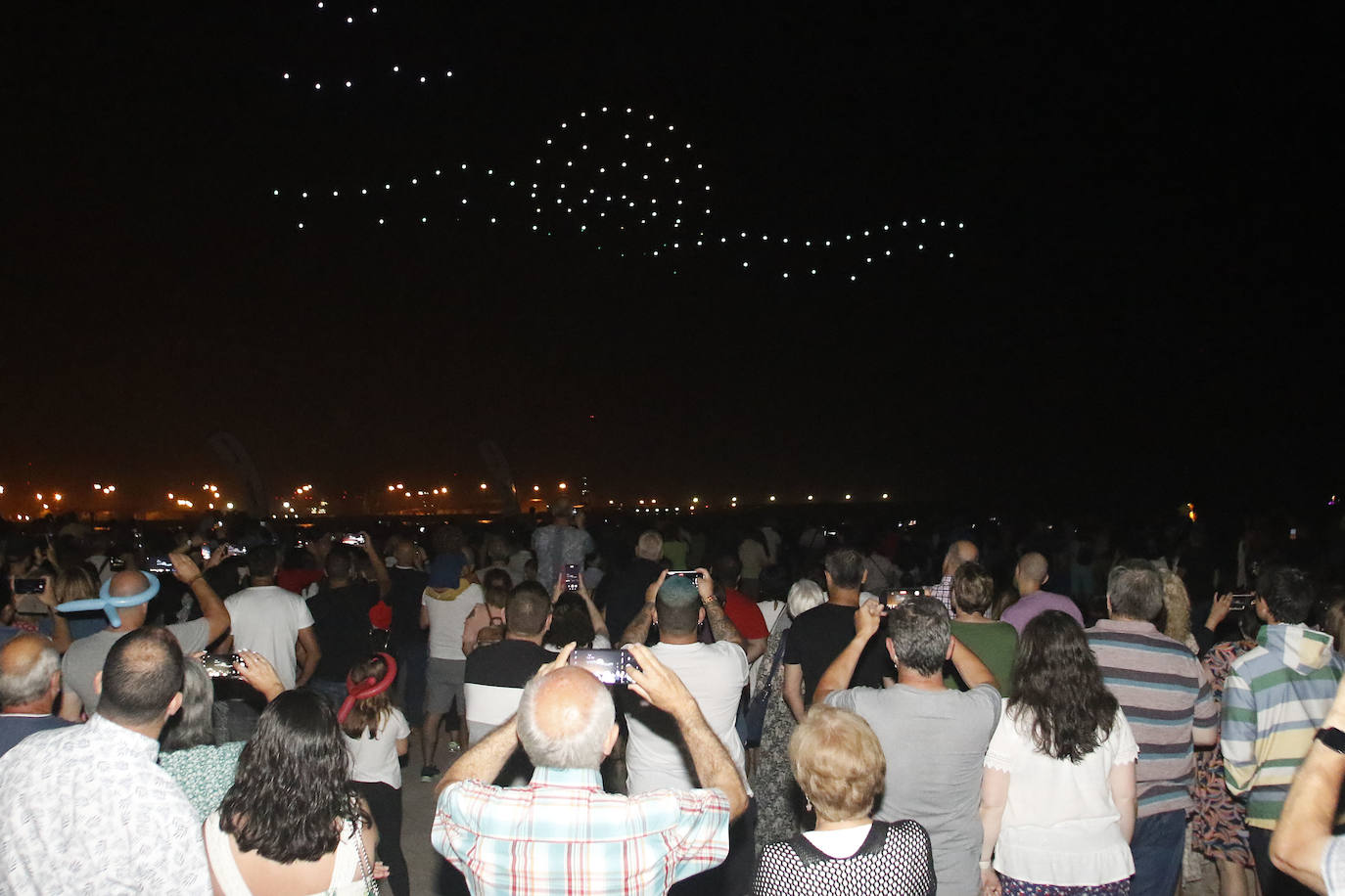 Fotos: Los drones elevan las &#039;Letronas&#039; al cielo de Gijón