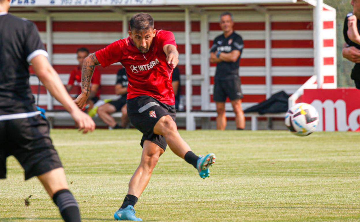 Aitor García, realiza el lanzamiento del únigo gol del partidillo de entrenamiento de este sábado