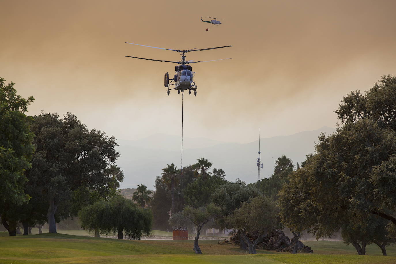 Málaga. La situación también es crítica en esta provincia, donde ya se superan las 3.000 personas evacuadas. El fuego no ha dado tregua a los efectivos forestales en la Sierra de Mijas ya que las condiciones para las tareas de extinción son extremadamente difíciles dada la orografía, las condiciones climatológicas y la superficie repleta de pinares. Todos estos factores provocaron que este viernes las llamas se propagaran hasta los 50 metros por minuto.