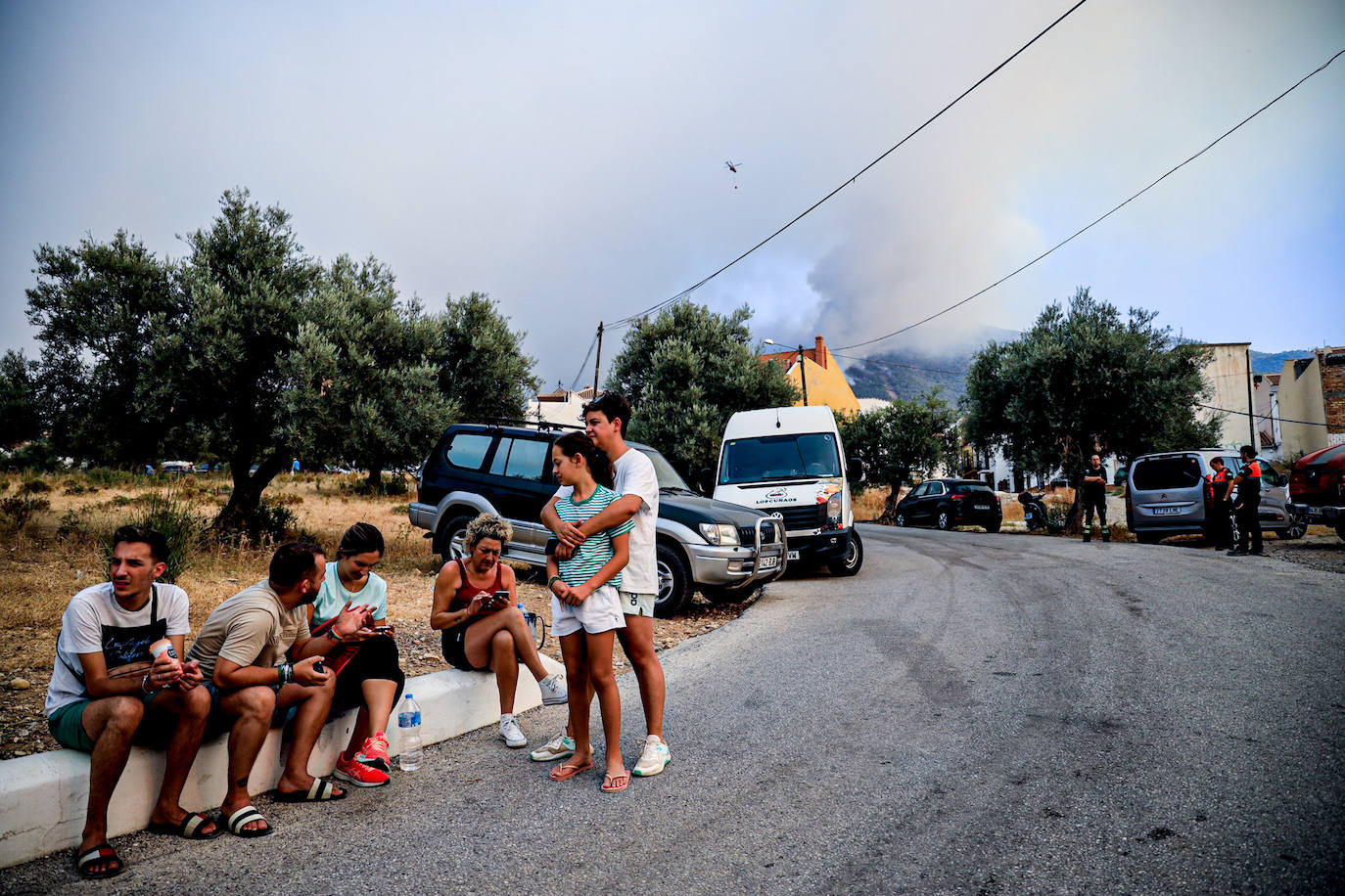 Málaga. La situación también es crítica en esta provincia, donde ya se superan las 3.000 personas evacuadas. El fuego no ha dado tregua a los efectivos forestales en la Sierra de Mijas ya que las condiciones para las tareas de extinción son extremadamente difíciles dada la orografía, las condiciones climatológicas y la superficie repleta de pinares. Todos estos factores provocaron que este viernes las llamas se propagaran hasta los 50 metros por minuto.