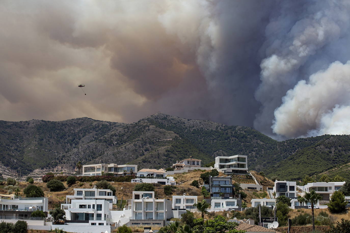 Málaga. La situación también es crítica en esta provincia, donde ya se superan las 3.000 personas evacuadas. El fuego no ha dado tregua a los efectivos forestales en la Sierra de Mijas ya que las condiciones para las tareas de extinción son extremadamente difíciles dada la orografía, las condiciones climatológicas y la superficie repleta de pinares. Todos estos factores provocaron que este viernes las llamas se propagaran hasta los 50 metros por minuto.