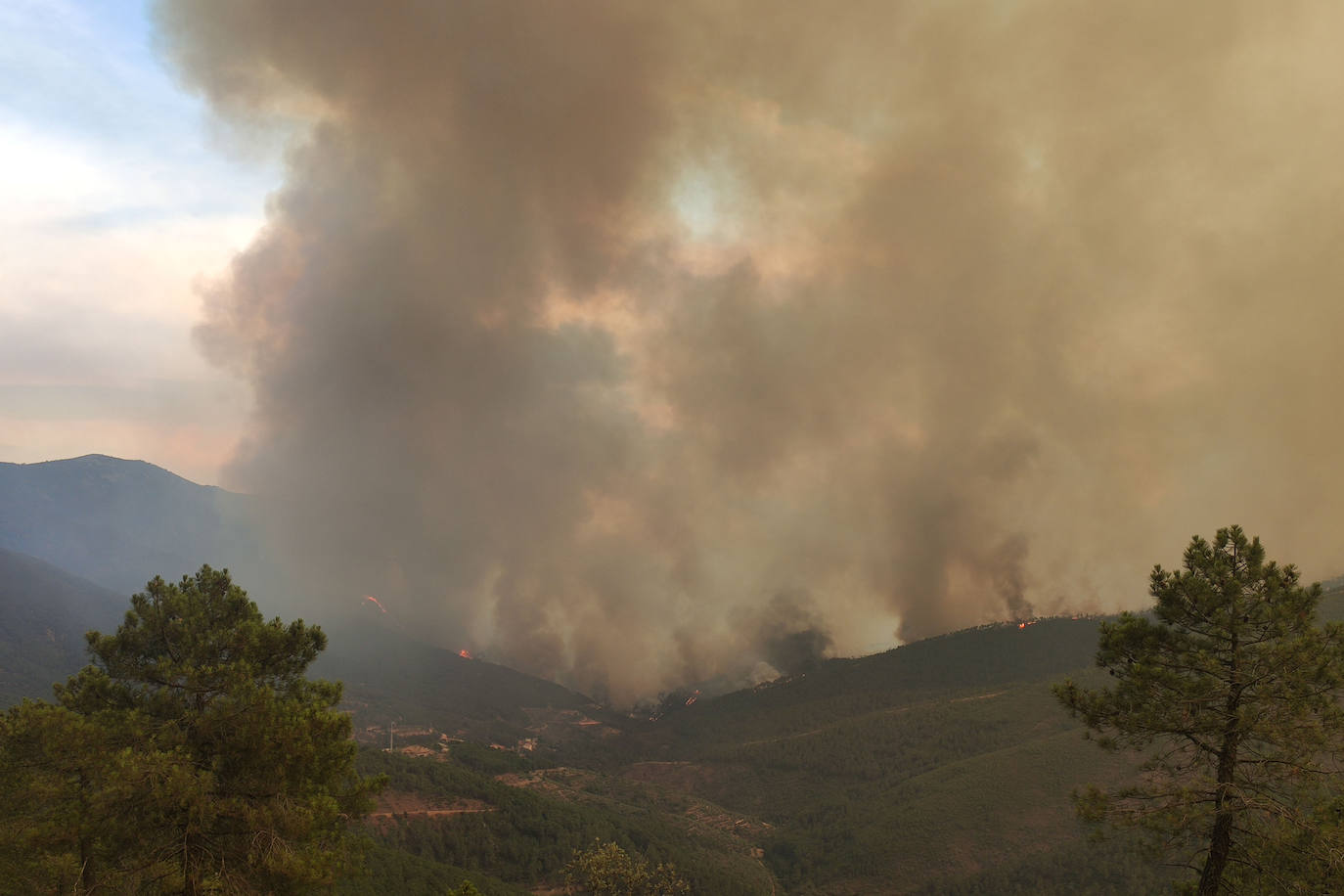 Extremadura lucha en dos frentes. La madrugada de este sábado ha sido complicada en torno a Monfragüe, donde las llamas llegaron a penetrar en el Parque Nacional y afectaron a 200 hectáreas de su reserva de la biosfera. Este incendio ya ha atravesado la antigua Nacional-V y la autovía A-5, que se encuentran cortadas en varios puntos. A pesar de ello, «se mantiene la evolución no favorable».También en Cáceres, los servicios de extinción trabajan sin descanso para controlar el fuego que un rayo originó en Las Hurdes, y que afecta tanto a Extremadura como a la provincia de Salamanca.