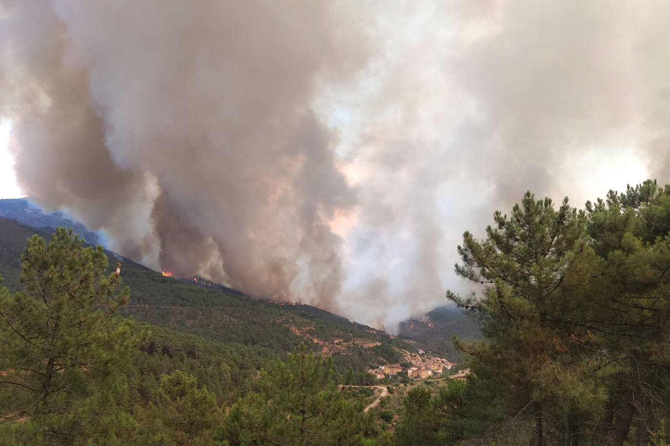 Extremadura lucha en dos frentes. La madrugada de este sábado ha sido complicada en torno a Monfragüe, donde las llamas llegaron a penetrar en el Parque Nacional y afectaron a 200 hectáreas de su reserva de la biosfera. Este incendio ya ha atravesado la antigua Nacional-V y la autovía A-5, que se encuentran cortadas en varios puntos. A pesar de ello, «se mantiene la evolución no favorable».También en Cáceres, los servicios de extinción trabajan sin descanso para controlar el fuego que un rayo originó en Las Hurdes, y que afecta tanto a Extremadura como a la provincia de Salamanca.