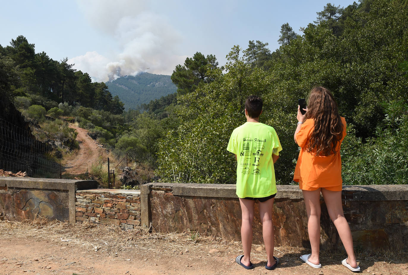 Extremadura lucha en dos frentes. La madrugada de este sábado ha sido complicada en torno a Monfragüe, donde las llamas llegaron a penetrar en el Parque Nacional y afectaron a 200 hectáreas de su reserva de la biosfera. Este incendio ya ha atravesado la antigua Nacional-V y la autovía A-5, que se encuentran cortadas en varios puntos. A pesar de ello, «se mantiene la evolución no favorable».También en Cáceres, los servicios de extinción trabajan sin descanso para controlar el fuego que un rayo originó en Las Hurdes, y que afecta tanto a Extremadura como a la provincia de Salamanca.