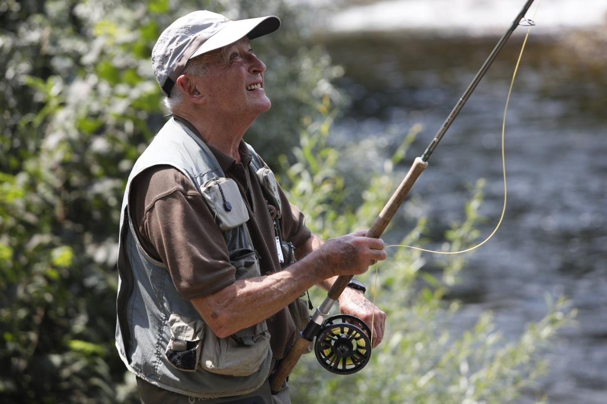 'Kilo' Tejada se dispone con la caña a probar suerte en el Narcea, junto al pozo de El Molinón. 
