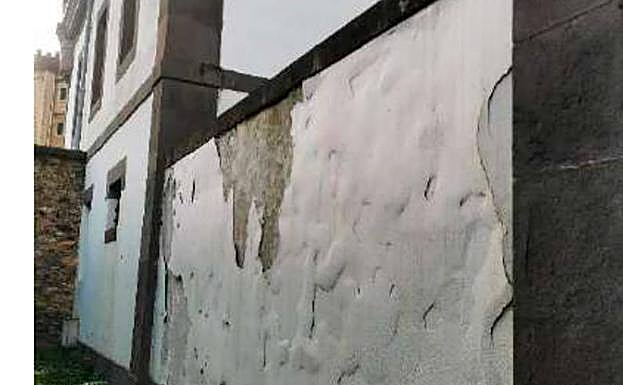 Desconchones. Las grietas y desprendimientos de la sede de Cangas del Narcea revelan patologías que «pueden afectar a la estabilidad y seguridad del edificio».