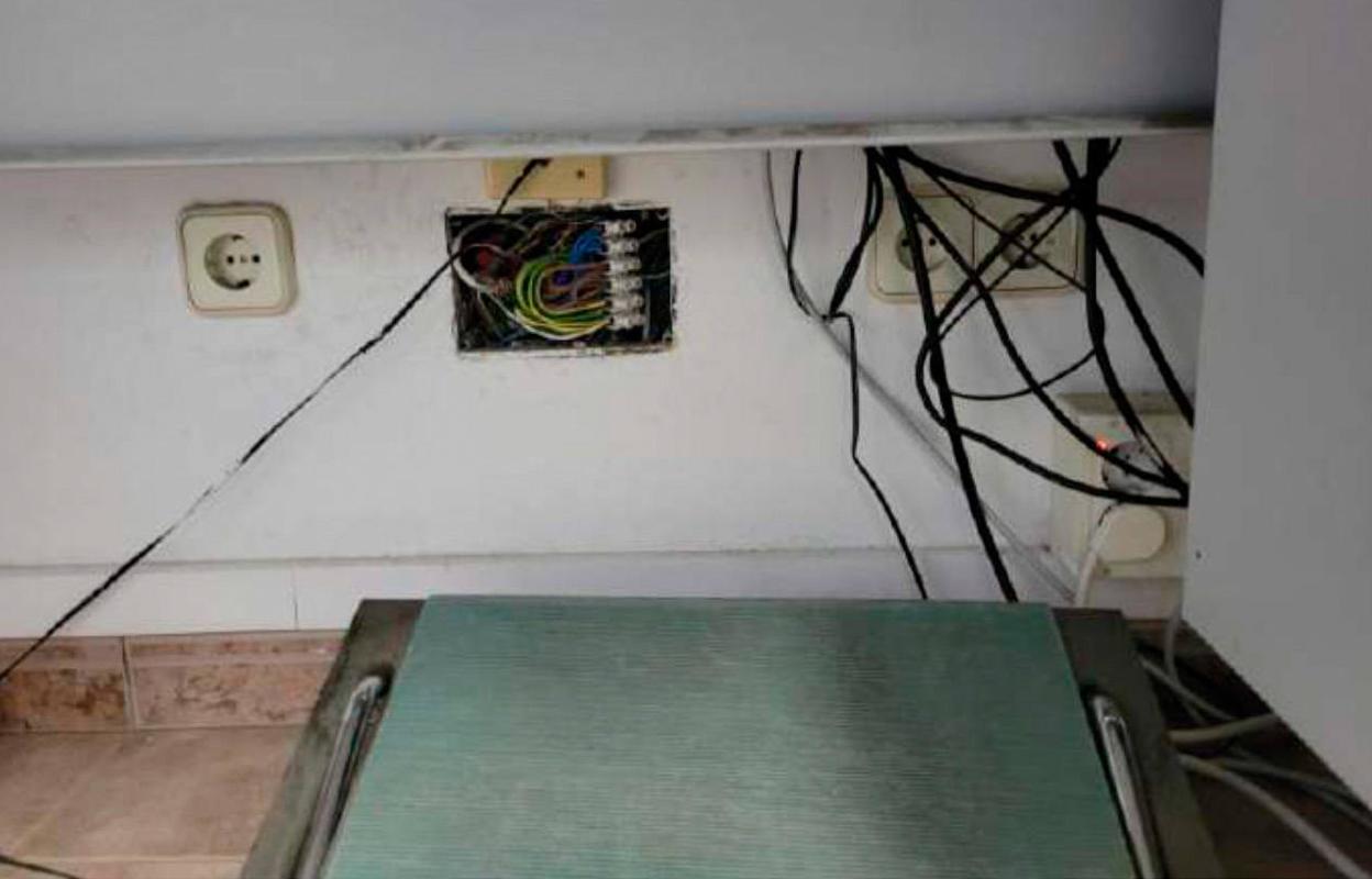 Instalación eléctrica. En la mayoría está obsoleta, con cableado suelto, regletas y registros sin tapa. Se dan cortes de suministro en Castropol, Cangas del Narcea y Avilés. 