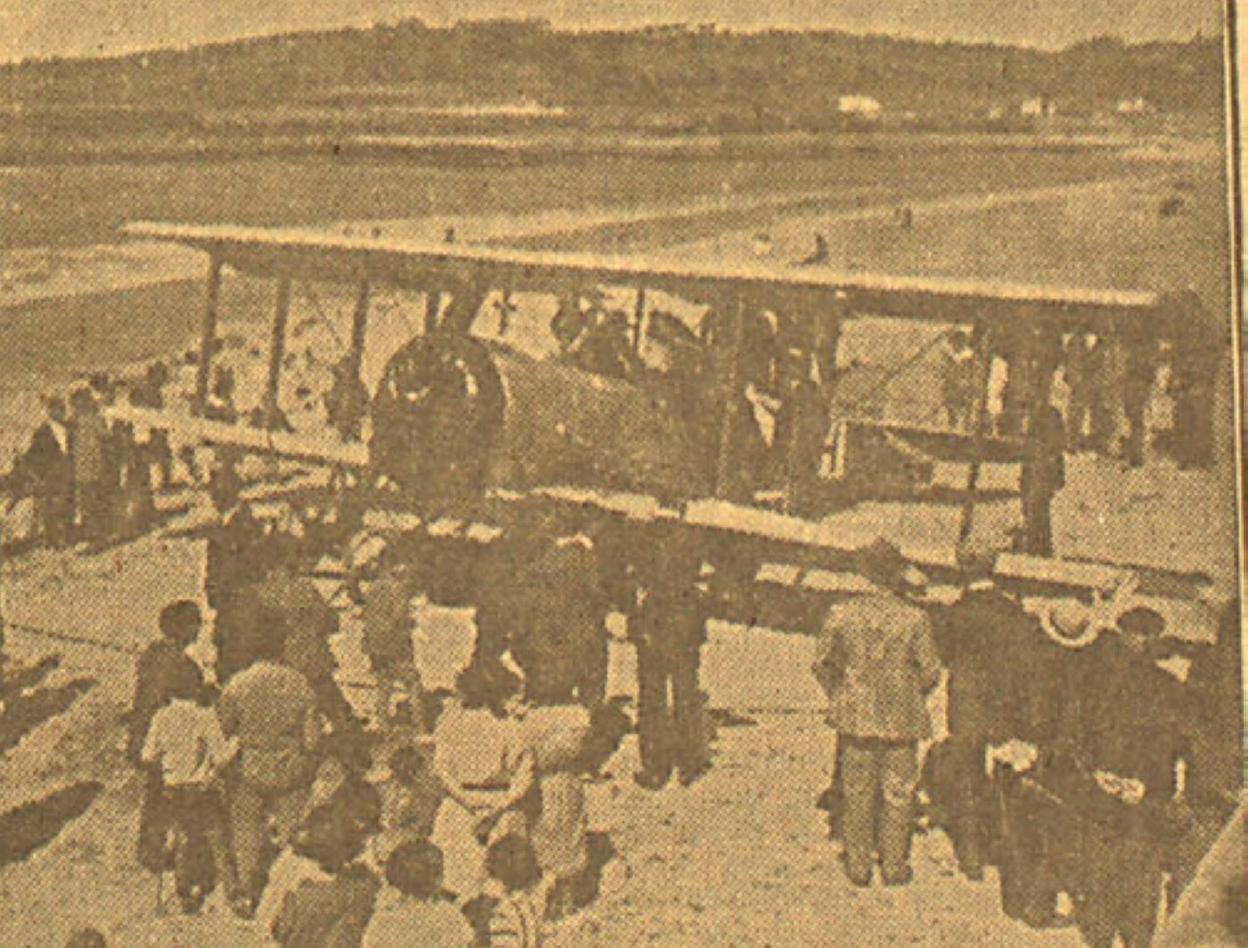 El aeroplano de Celso Menéndez, en Gijón.