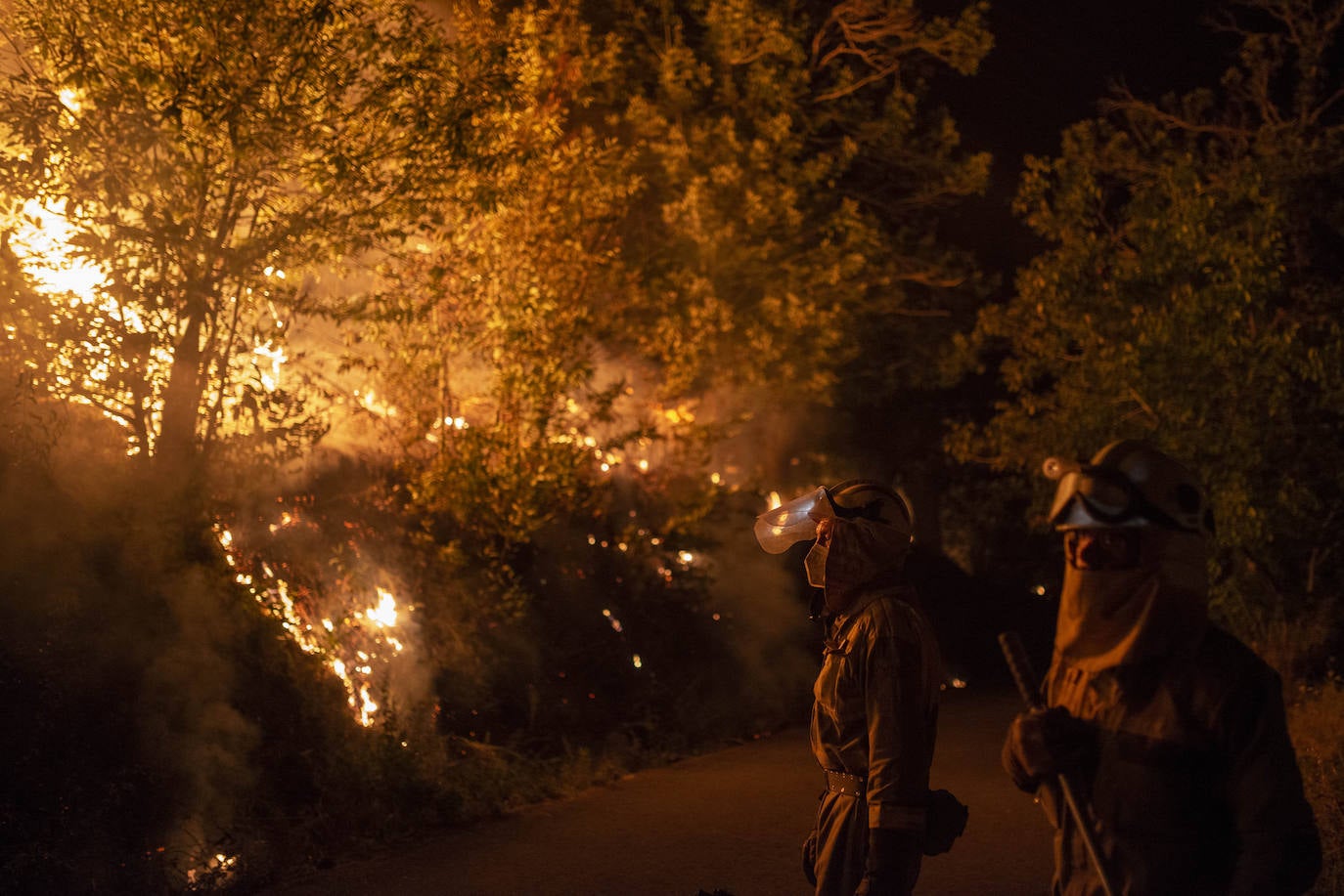 Fotos: Los incendios asolan Galicia destruyendo casas y parajes naturales