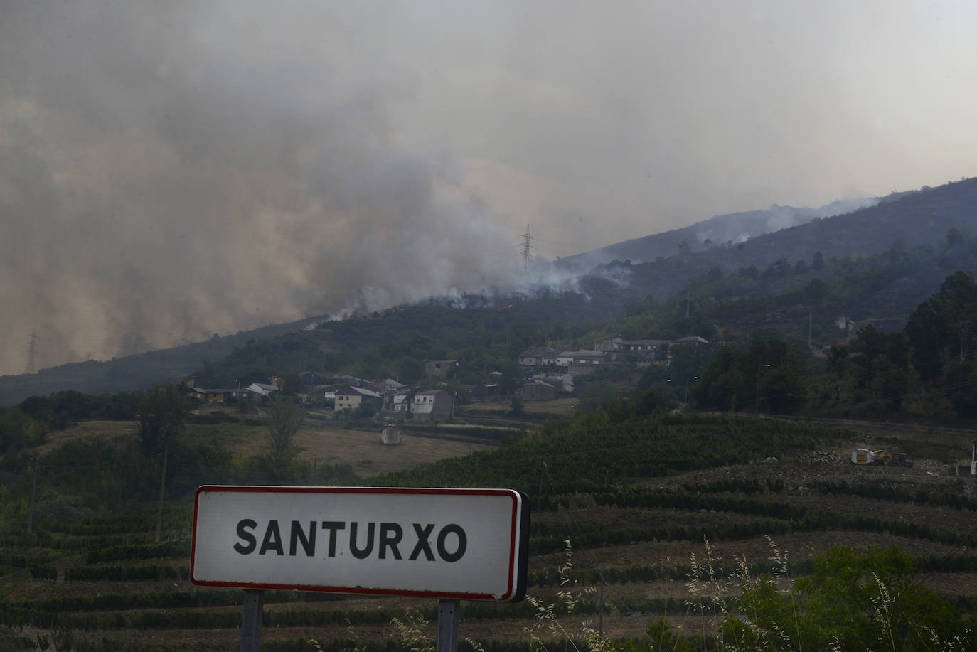 Fotos: Los incendios asolan Galicia destruyendo casas y parajes naturales