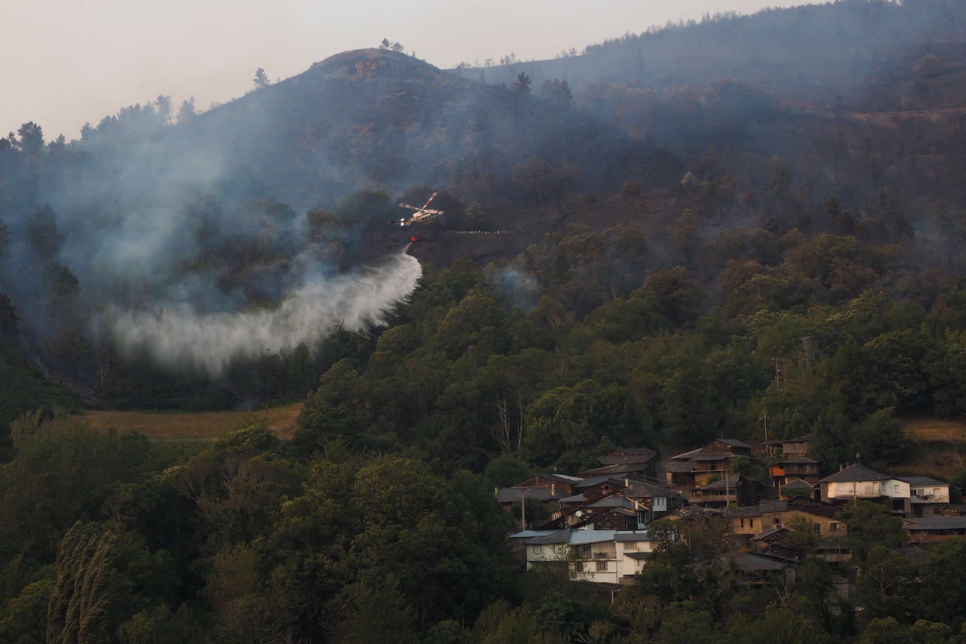 Fotos: Los incendios asolan Galicia destruyendo casas y parajes naturales