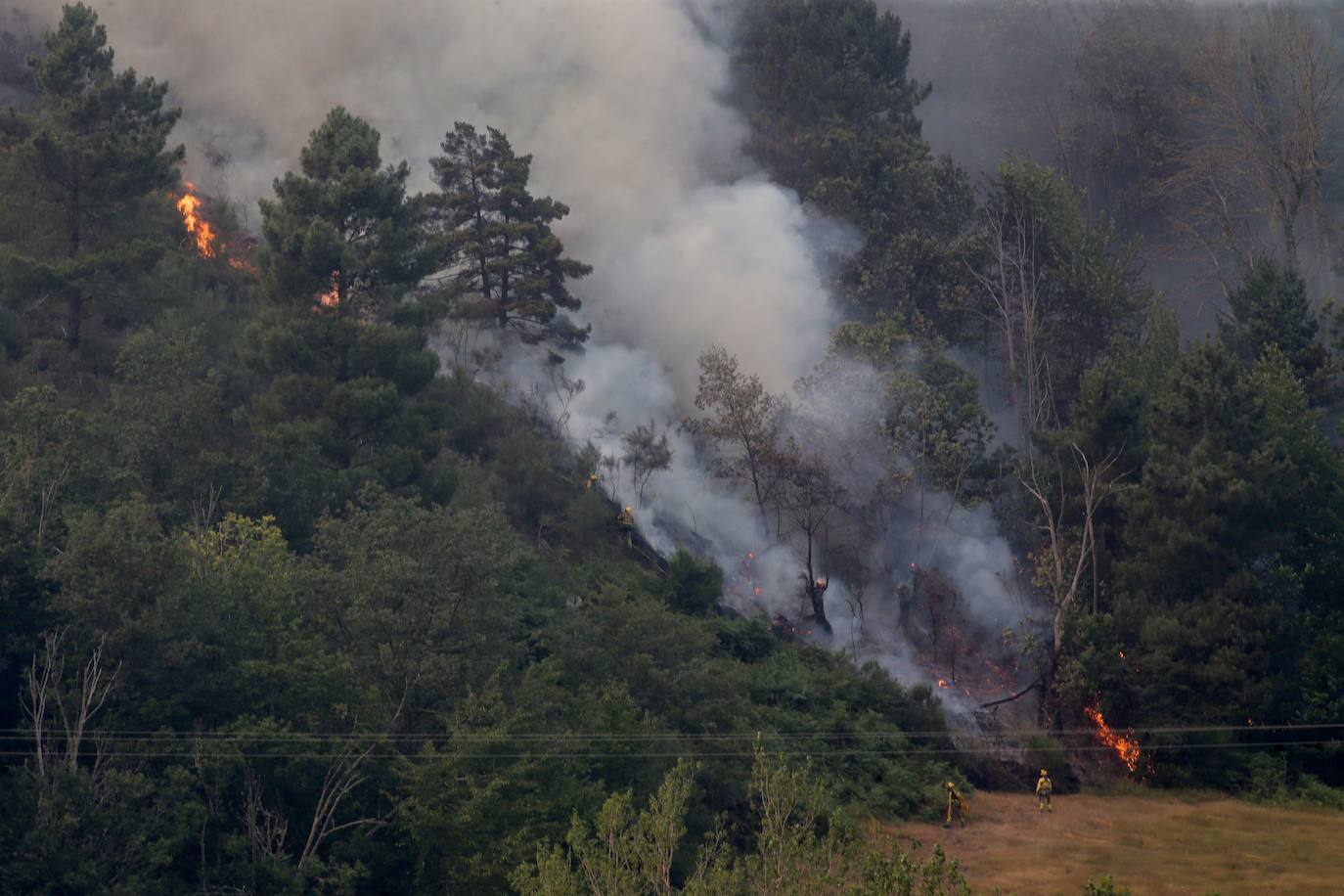 Fotos: Los incendios asolan Galicia destruyendo casas y parajes naturales