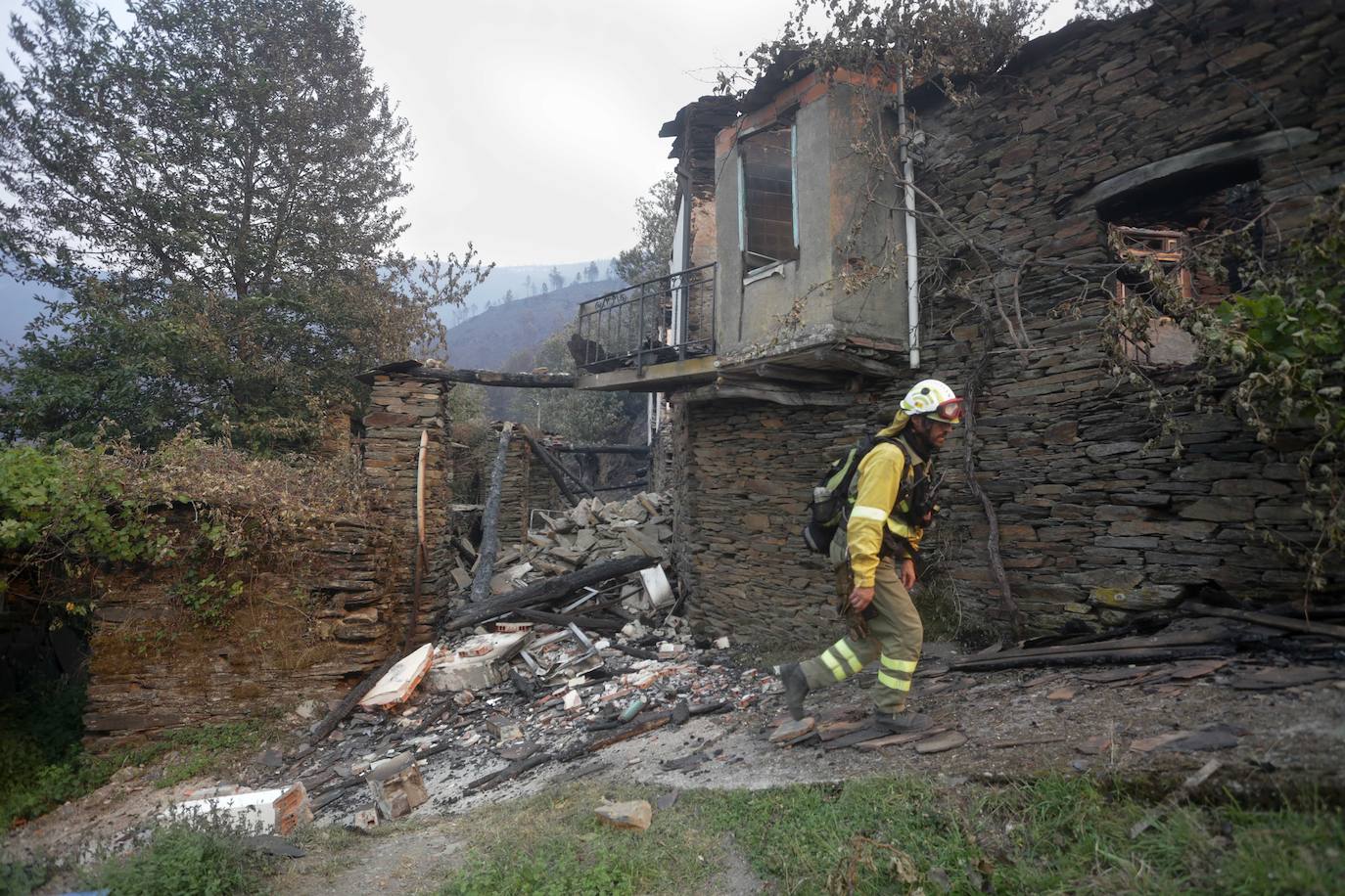 Fotos: Los incendios asolan Galicia destruyendo casas y parajes naturales