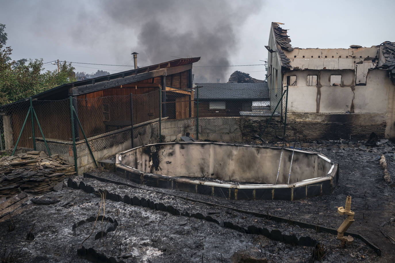 Fotos: Los incendios asolan Galicia destruyendo casas y parajes naturales