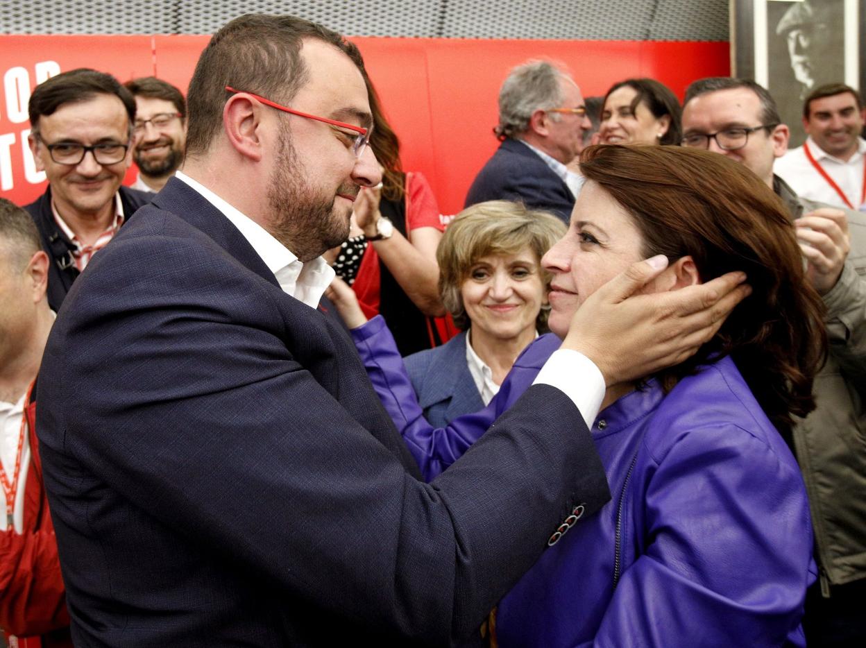 El PSOE agradece a Lastra su labor y «su valentía» y la derecha le afea «el olvido de Asturias»