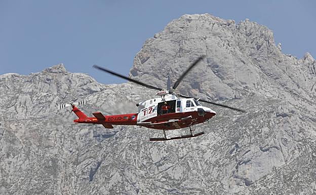 Un helicóptero operativo en el simulacro de rescate organizado por el 112 de Cantabria en una de las paredes de Peña Vieja.