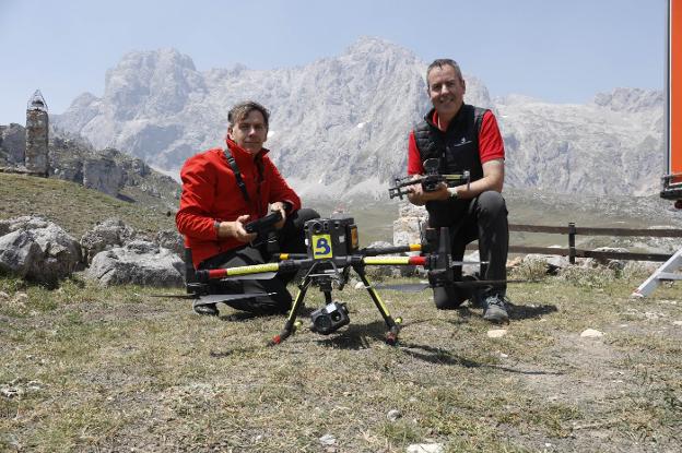 Julio Mera e Iván Álvarez, con uno de los drones. 