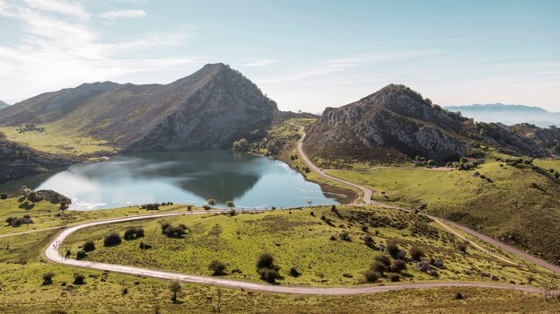 Subir al lago de Covadonga en un día despejado es una delicia para la conducción