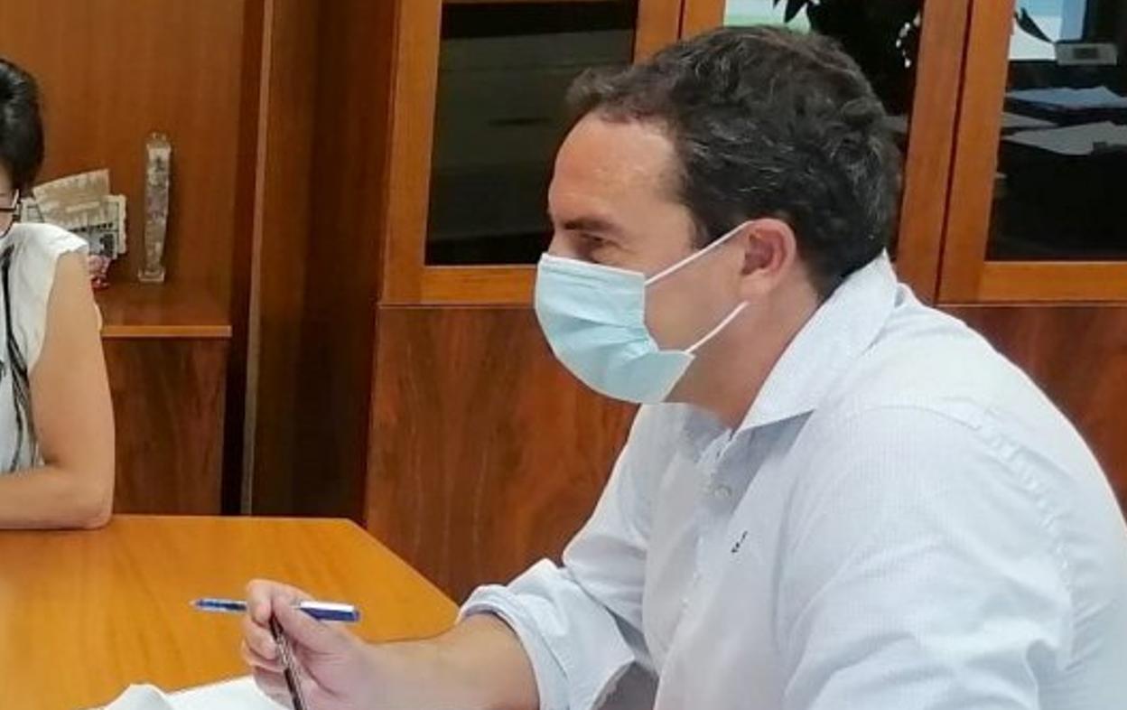 Miguel Sariego, a la derecha, en la reunión que mantuvo el lunes con la Asociación de Maestros Capacitados. 