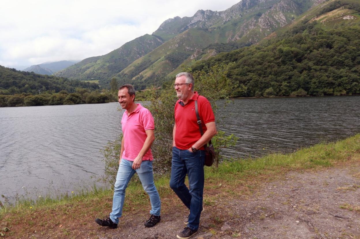 Ovidio Zapico y José Guido, en el espigón del pantano de Rioseco. 