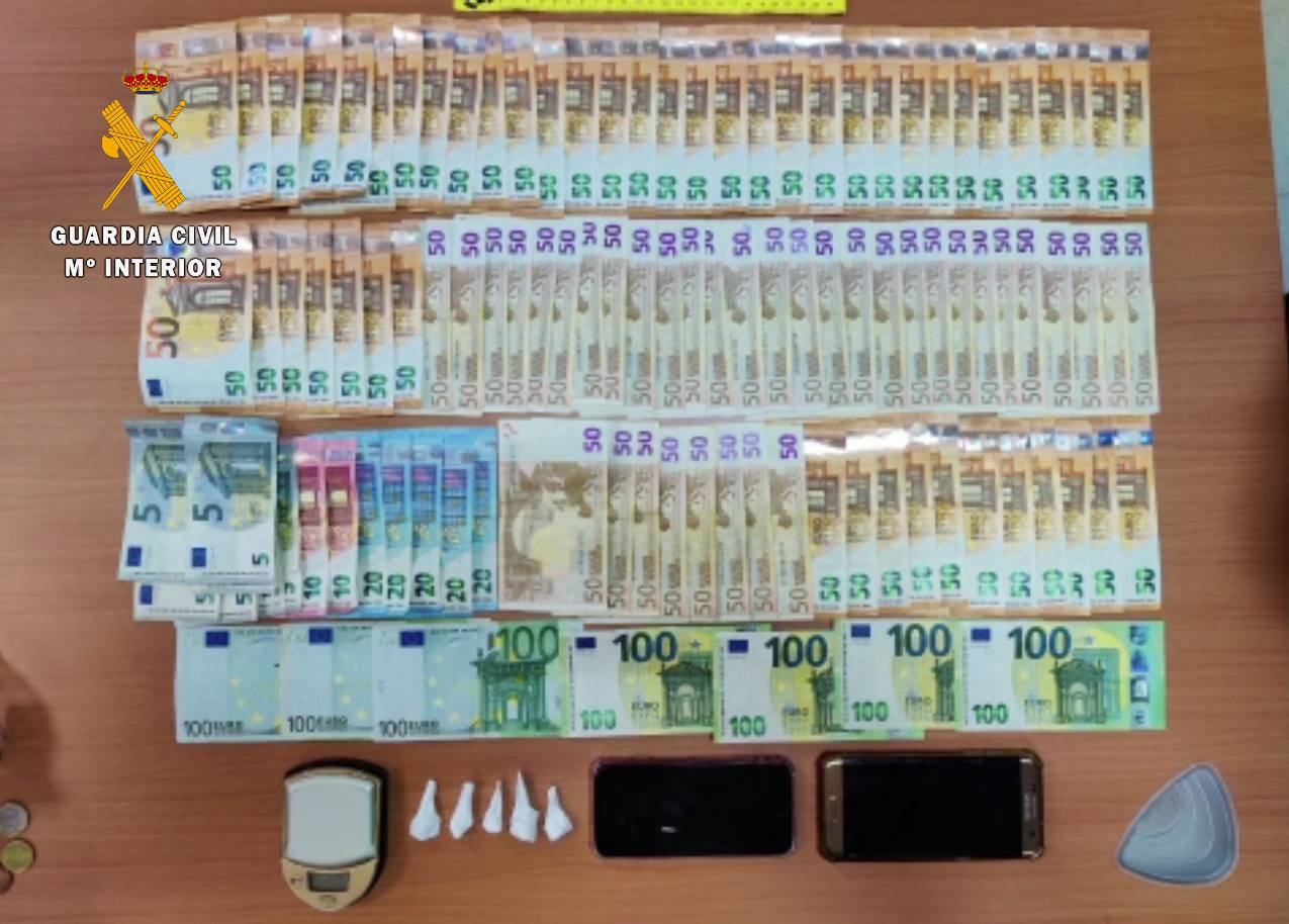 Los agentes incautaron varias dosis de cocaína y 5.000 euros en efectivo 