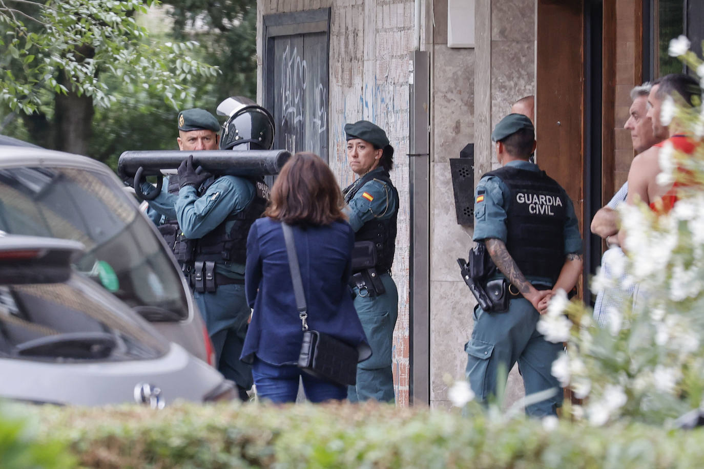 Fotos: Se atrinchera armado en un piso en Piedras Blancas