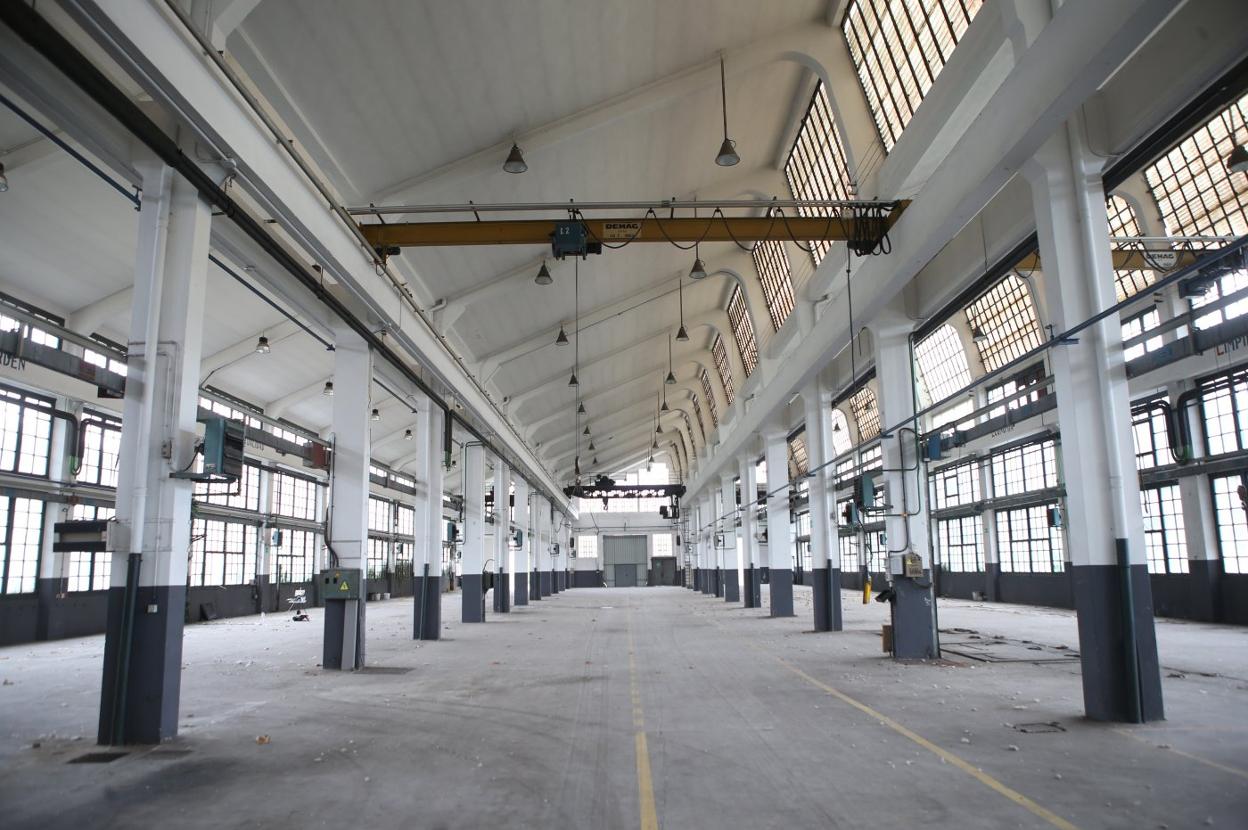 Interior de la nave de cañones que se quedará el Gobierno del Principado y que será el epicentro empresarial de La Vega. 