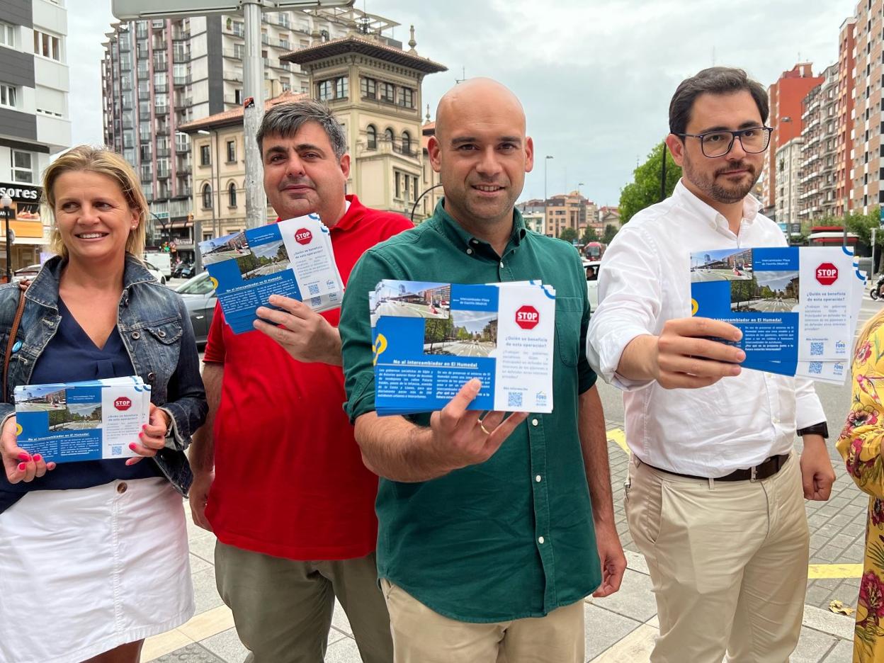 Representantes de Foro Gijón, con los folletos que buzonearán.