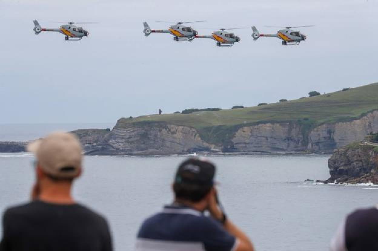 La patrulla ASPA, durante el entrenamiento realizado en la mañana de este viernes para el Festival Aéreo de Gijón.