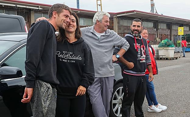 En la imagen, uno de los tripulantes celebra con su familia que todo quedó en un susto. En el vídeo, relata lo sucedido. 