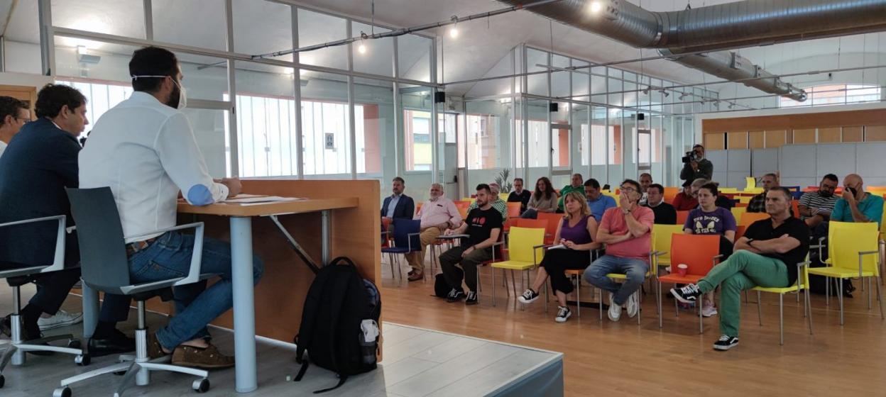 Reunión entre técnicos de Adif y las asociaciones del valle del Nalón. 