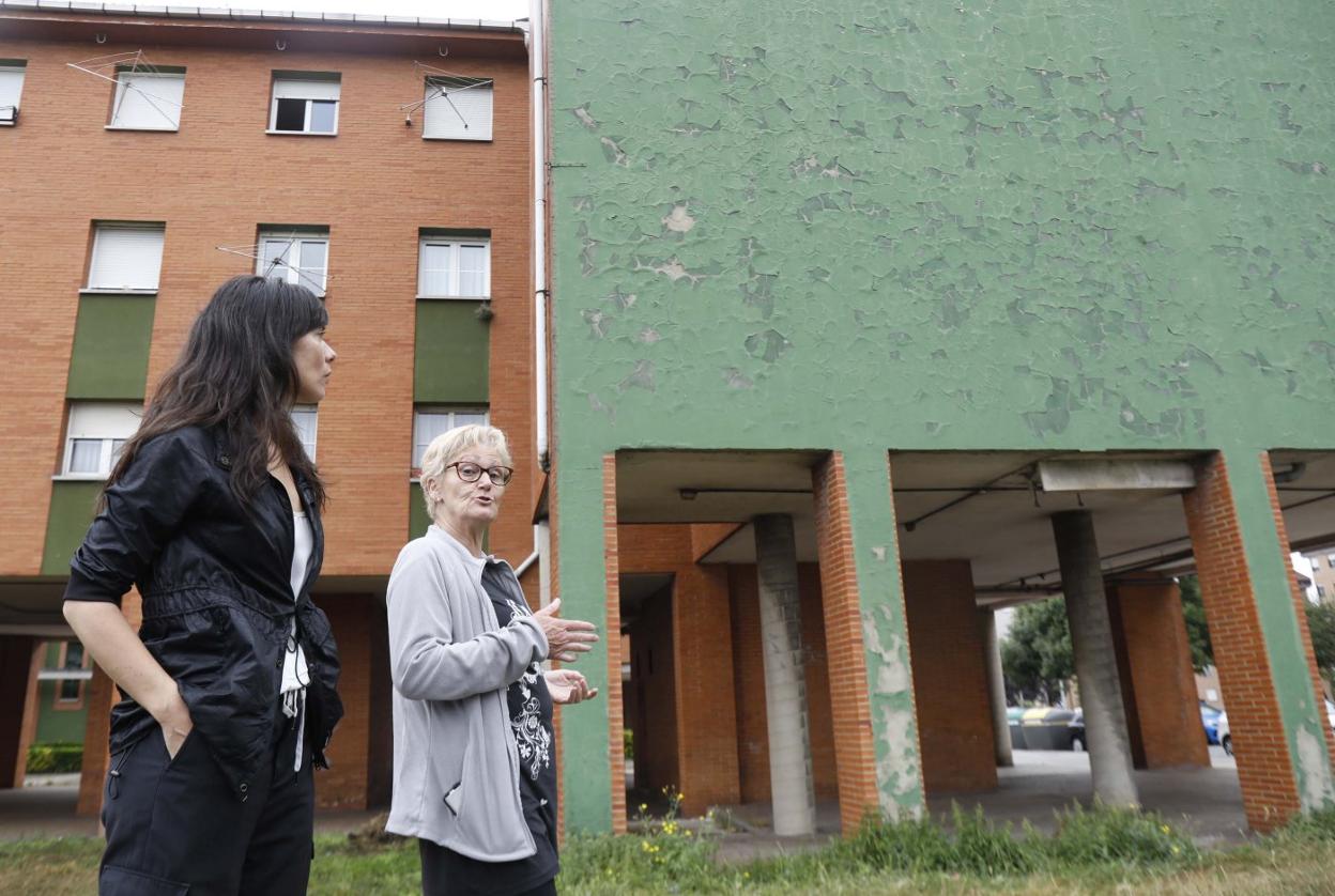 Laura Tuero y María José Canalejo en la vivienda de Nuevo Gijón. 