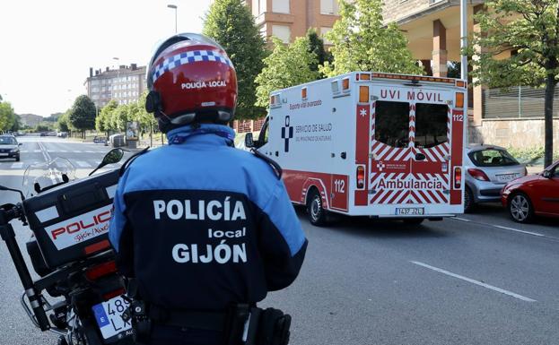 Al lugar se trasladaron agentes de la Policía Nacional y Local, así como una UVI móvil. 