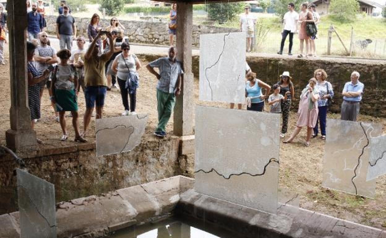 Vecinos de San Román observan una intervención artística en la última edición, celebrada en 2019. 