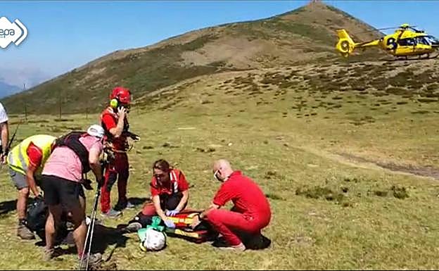 Efectivos del SEPA atienden a la deportista lesionada. 