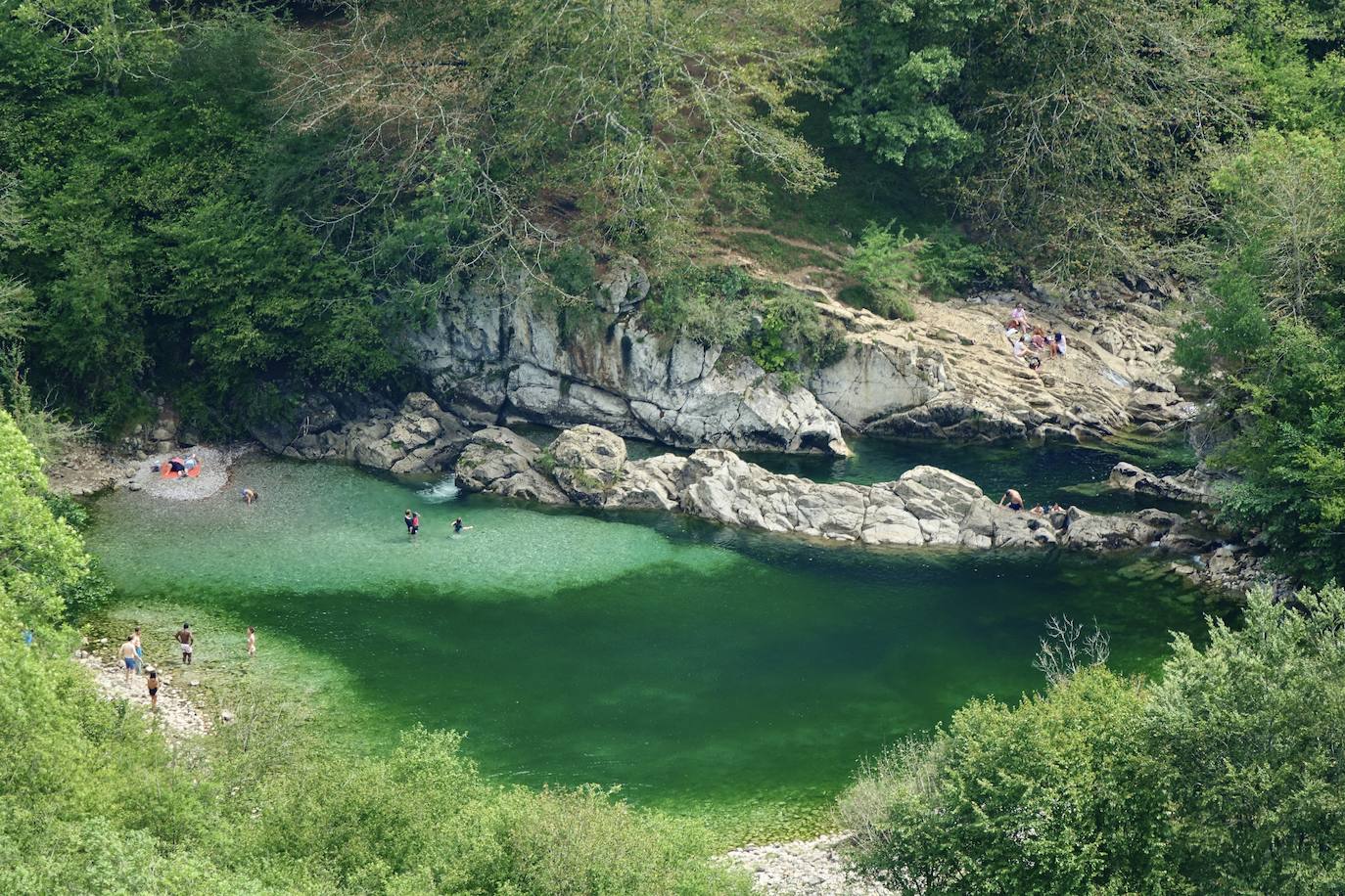 La Olla de San Vicente es un gran pozo natural de aguas verde esmeralda, rodeada de enormes árboles que ofrecen generosas sombras a ese rincón del río Dobra, ya en territorio de Amieva, pero no lejos de Cangas de Onís. Desde allí se parte hasta Tornín por la carretera del Pontón, y de esa pequeña localidad parte una senda, no muy ancha. Son unos 45 minutos de paseo, que se puede alargar si hay 'tráfico' peatonal. 