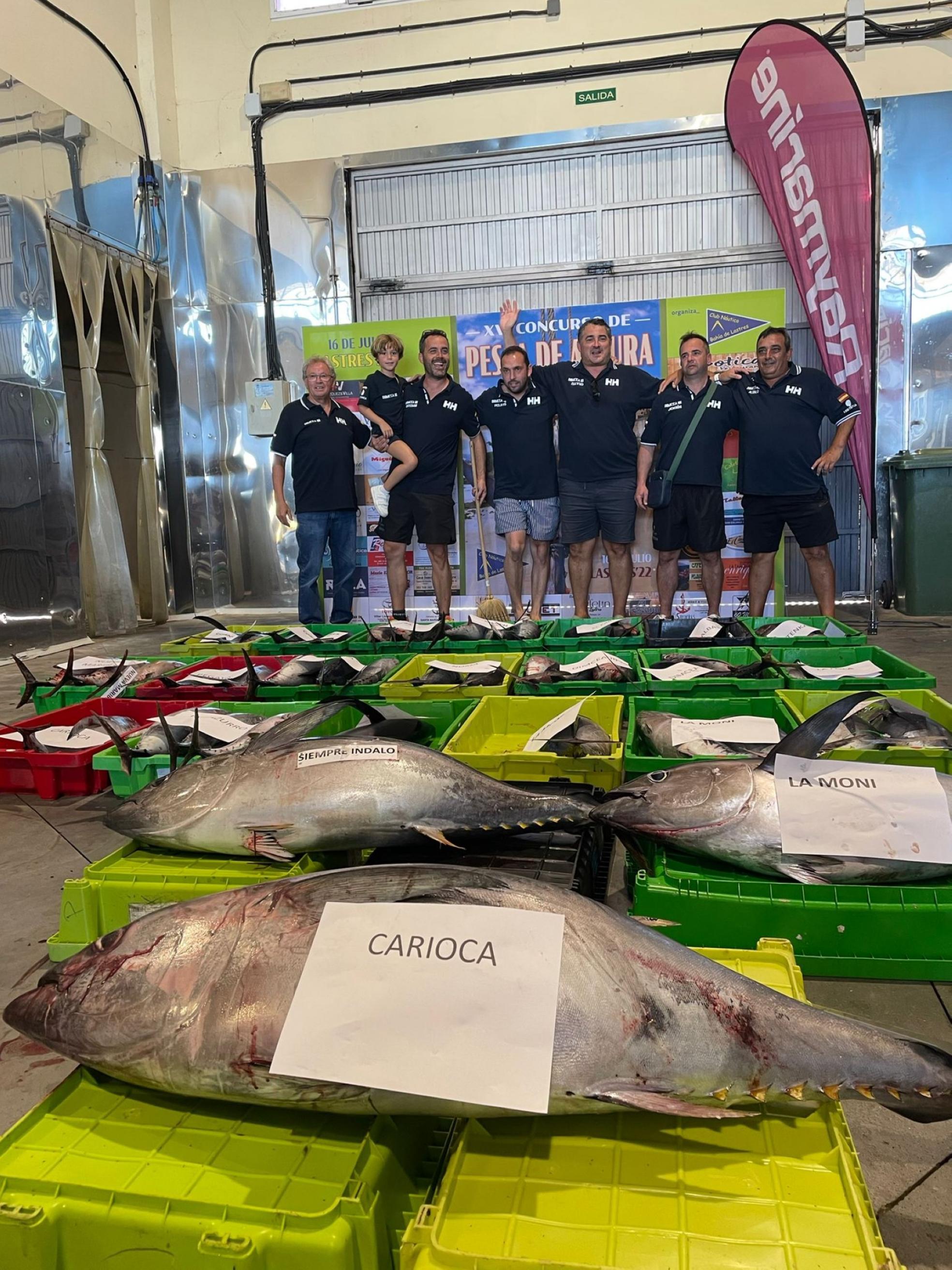 Los tripulantes de la embarcación ganadora ayer en el XVI Concurso de Pesca de Altura de Lastres. 