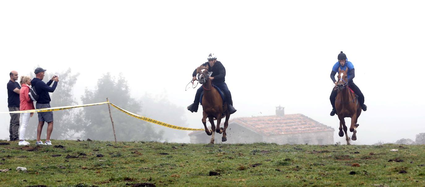 La Fiesta del Pastor venció a la niebla con un programa festivo lleno de actividades tradicionales como respaldo a la labor de los ganaderos de los Picos de Europa. Los Lagos de Covadonga volvieron a reunir a cientos de personas que asistieron a la tradicional subida a la Porra de Enol. En la carrera se impusieron Manuel Merillas y Verónica Gutiérrez. Carreras de caballos, tiro de cuerda y bailes regionales, además de la tradicional misa y la elección del regidor de pastos, que volvió a recaer en Toño García, completaron el programa. Manuel González y Carmina Remis fueron los pastores homenajeados y se estrenó el documental 'El reino de los pastores'.