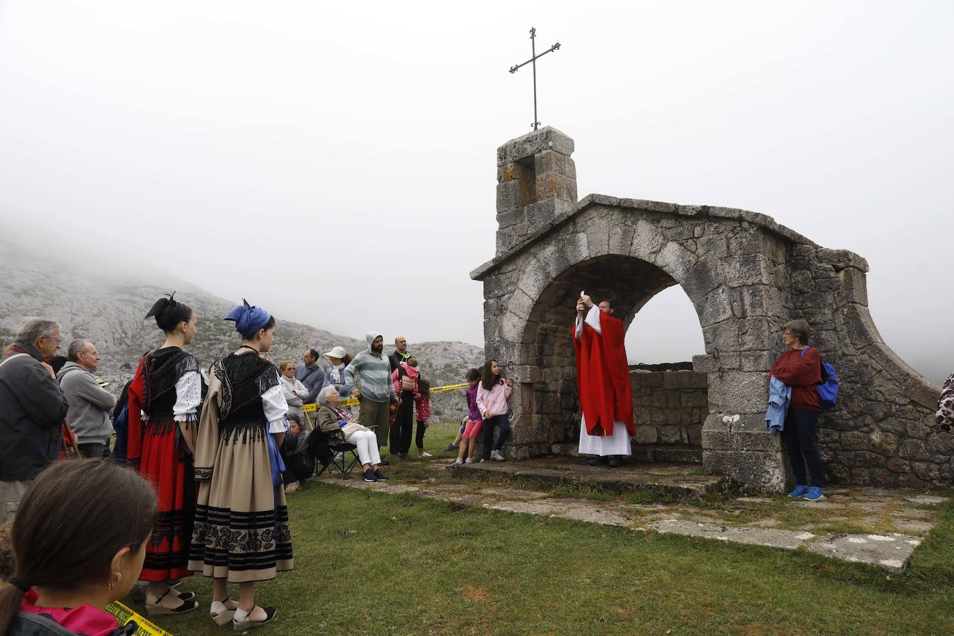 La Fiesta del Pastor venció a la niebla con un programa festivo lleno de actividades tradicionales como respaldo a la labor de los ganaderos de los Picos de Europa. Los Lagos de Covadonga volvieron a reunir a cientos de personas que asistieron a la tradicional subida a la Porra de Enol. En la carrera se impusieron Manuel Merillas y Verónica Gutiérrez. Carreras de caballos, tiro de cuerda y bailes regionales, además de la tradicional misa y la elección del regidor de pastos, que volvió a recaer en Toño García, completaron el programa. Manuel González y Carmina Remis fueron los pastores homenajeados y se estrenó el documental 'El reino de los pastores'.