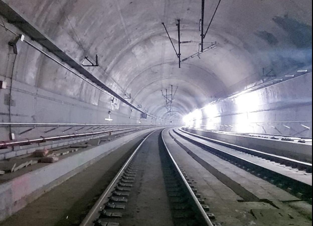Interior de uno de los túneles de la variante, con las ménsulas a la espera de la catenaria, este mes. 
