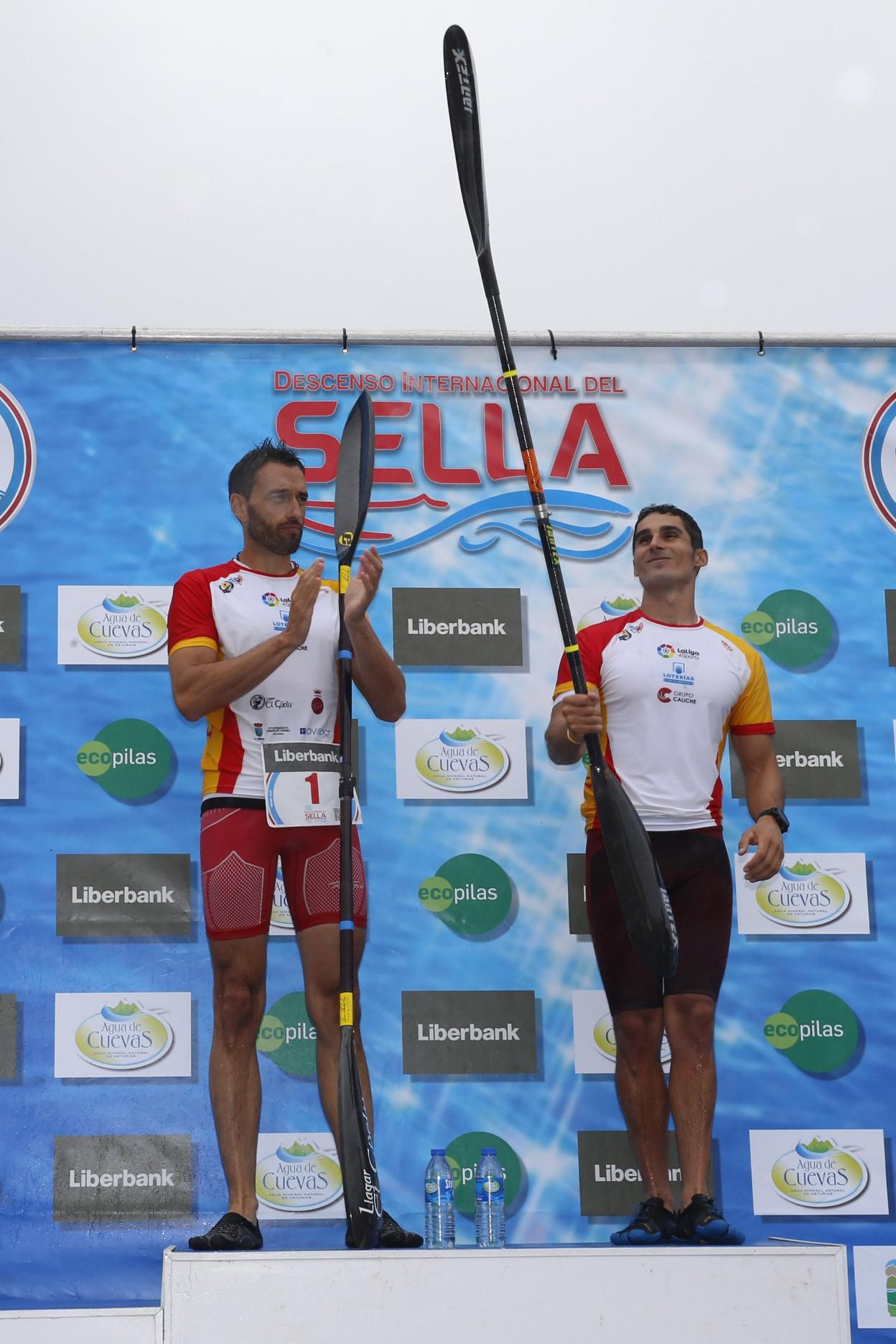 Walter Bouzán, a la izquierda, con el gallego Álvaro Fernández Fiuza, tras ganar el Sella en 2017. 